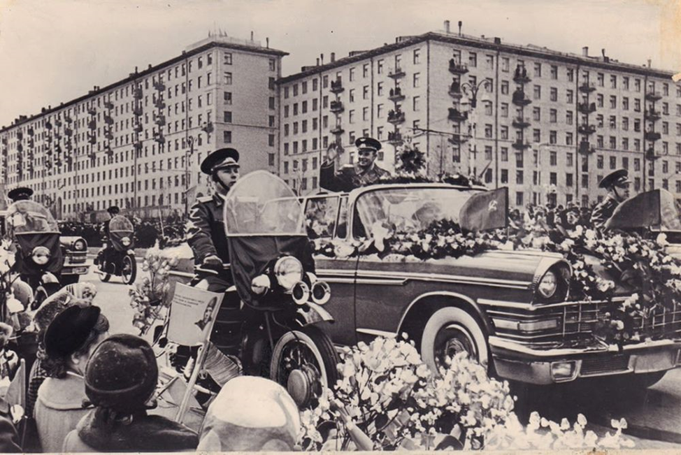 Встреча Юрия Гагарина в Москве 14 апреля 1961 года. Кортеж Юрия Гагарина Москва 1961. ЗИЛ 111 встреча Гагарина. Встреча Гагарина Ленинский проспект. Москва гагарин с пересадками