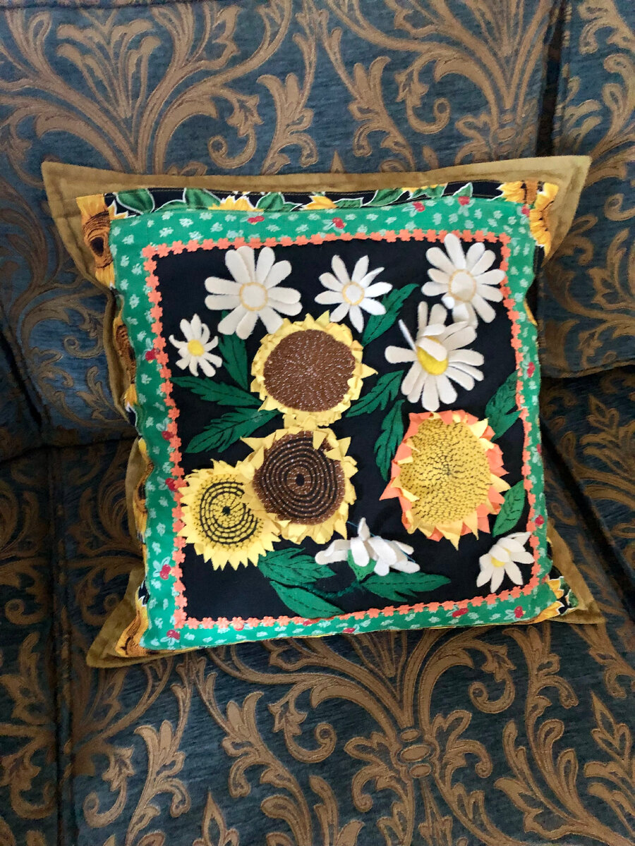 Подушка с подсолнухами. Фото автора.