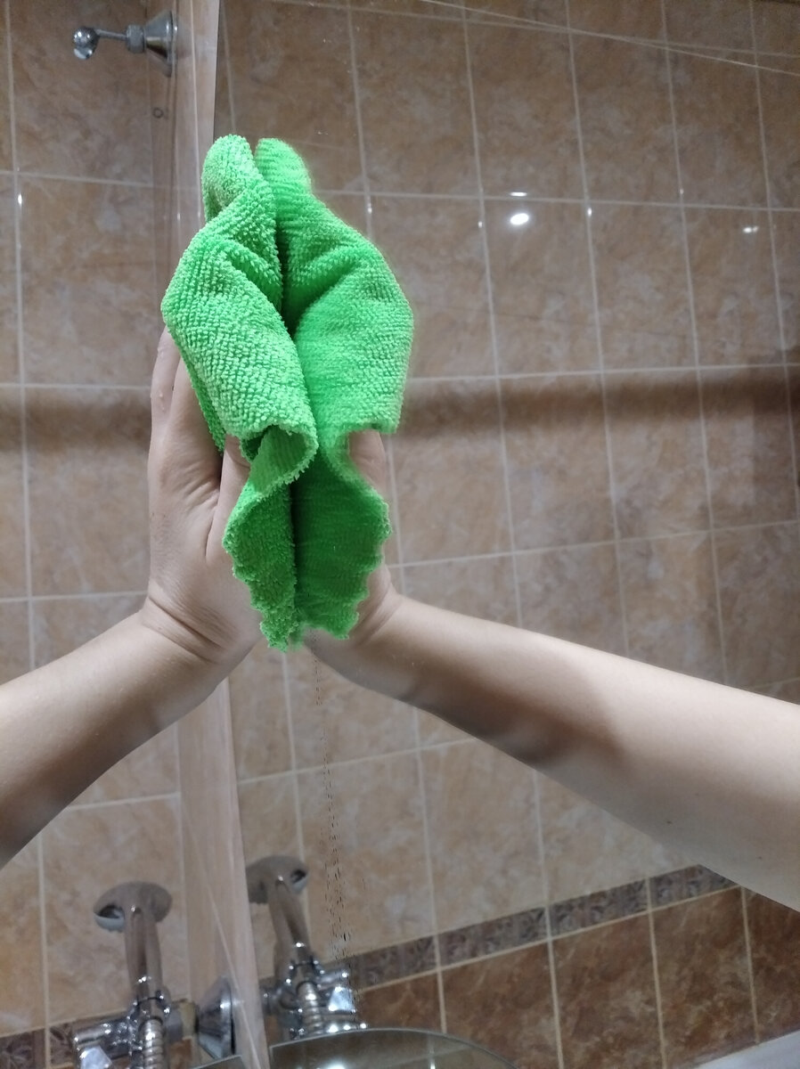 Что можно делать, пока все спят? Например, протереть зеркала и сантехнику в ванной. Фото автора.