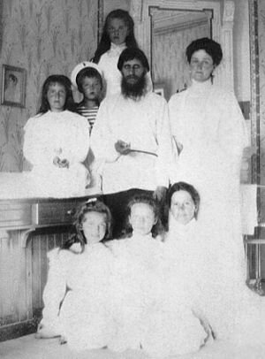 1908 год. Царское село. Распутин с императрицей, пятью детьми и гувернанткой 