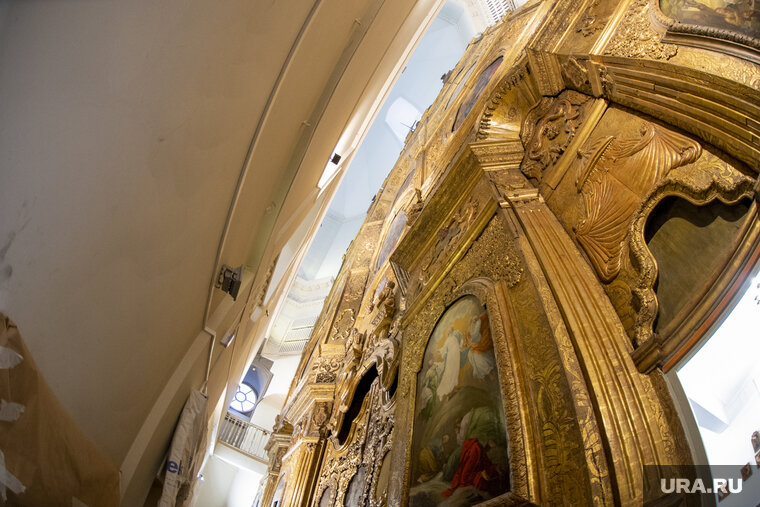    Огромный иконостас предстоит разобрать на время ремонта здания