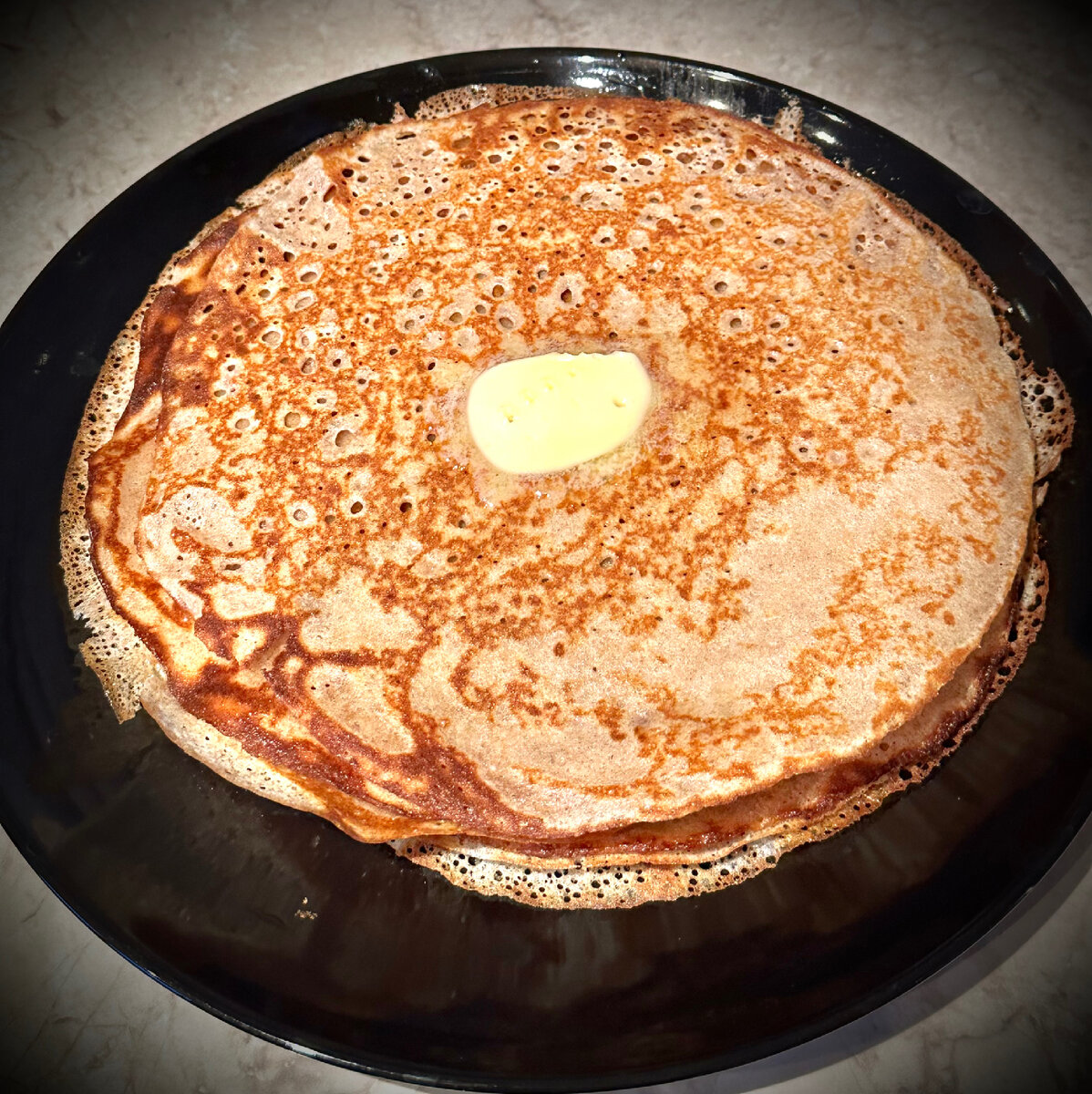 Это прекрасный способ испечь тонких блинов все в дырочках