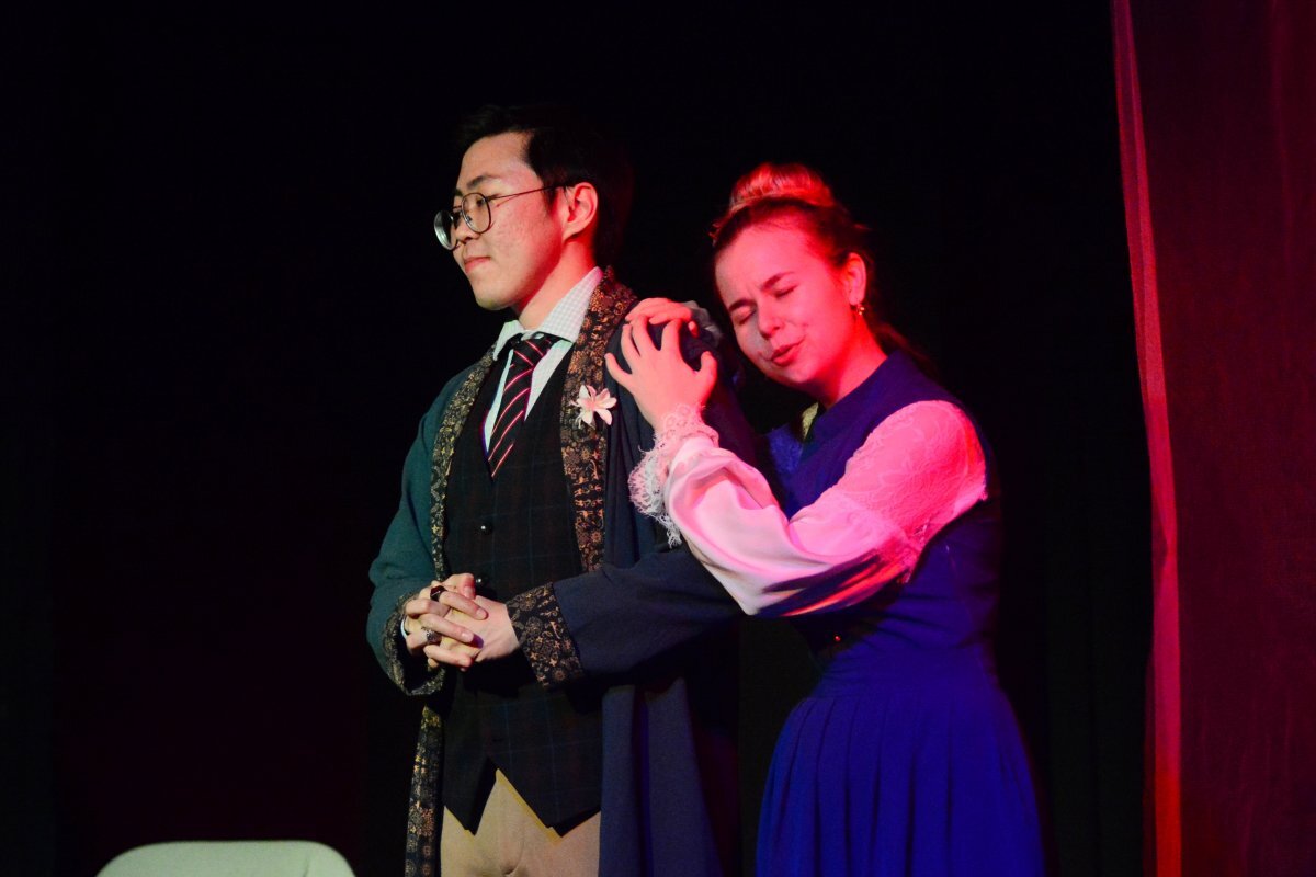    Дебютный для театра спектакль «Идеальный муж». На сцене Сократ Бардаханов и Анна Савченко.