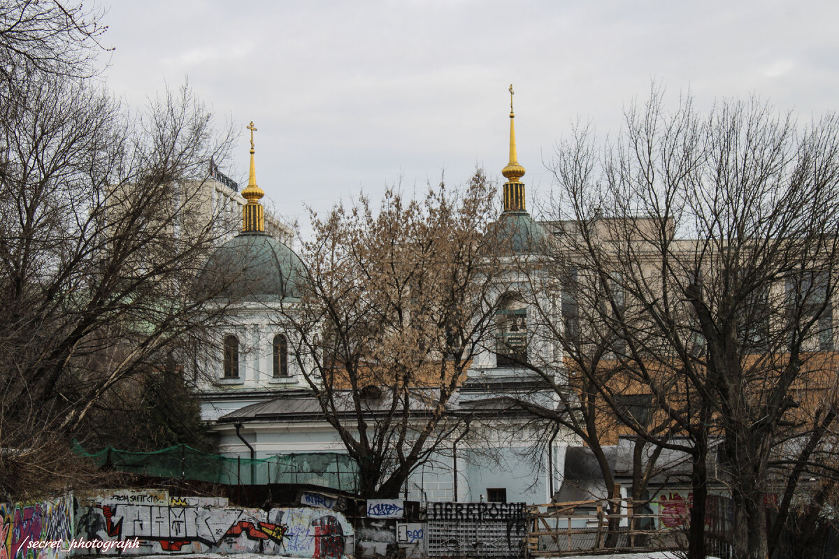 Вид на Никольский храм со двора сталинской высотки