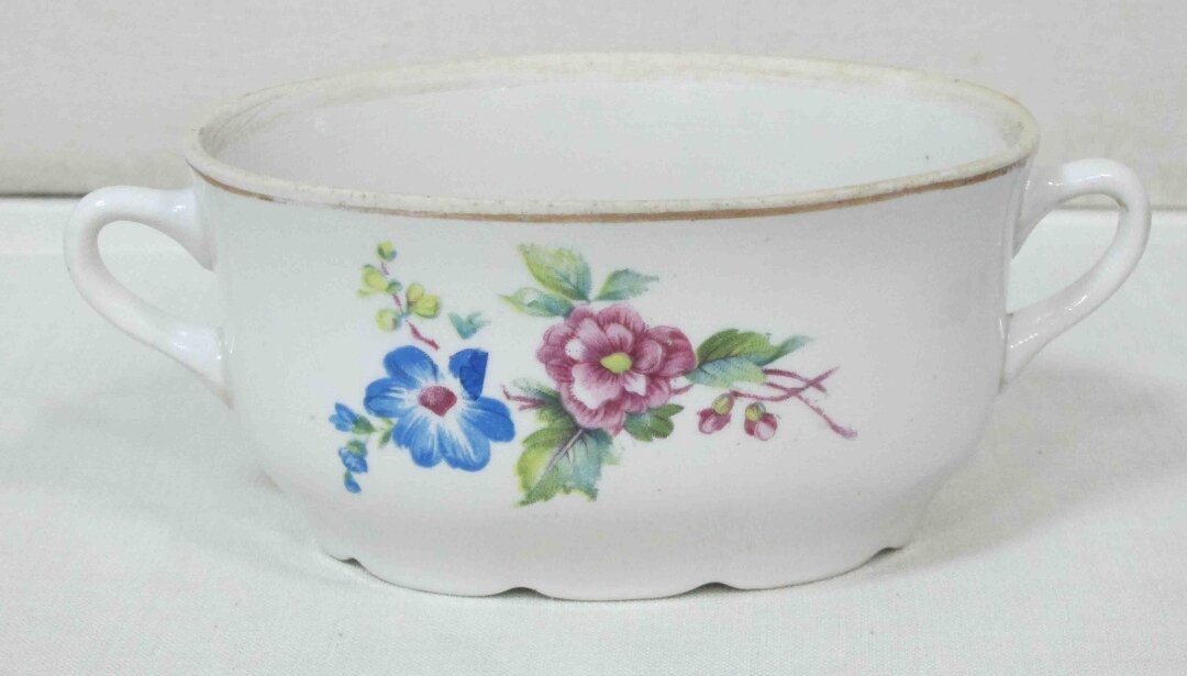 Чаша фарфоровая бульонная с двумя ручками изготовлена на Новгородском фарфоровом заводе «Пролетарий», 1963 г. Период создания:1963 г.Местонахождение. Муниципальное бюджетное учреждение культуры г. Новоалтайска Новоалтайский краеведческий музей имени Марусина В.Я.Госкаталог.РФ.