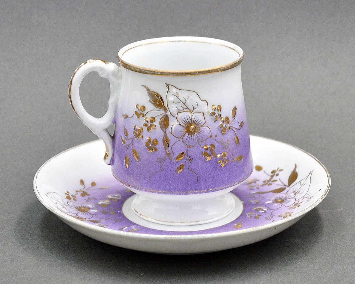 Чайная пара с растительным декором Рафаэль (Фиолетовая). Тверская фабрика Т-ва М. С. Кузнецова, 1889–1900-е гг., высота чашки 7,9 см. Продана за 8500 рублей. https://ru.bidspirit.com