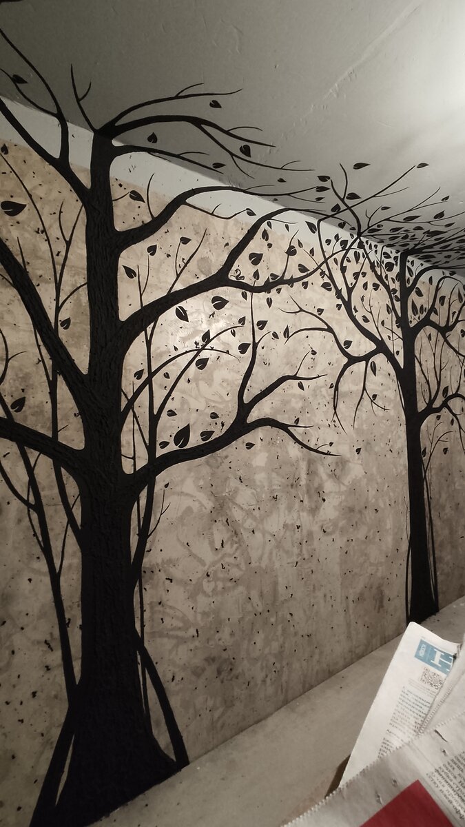 Чёрные деревья на стене в лофте