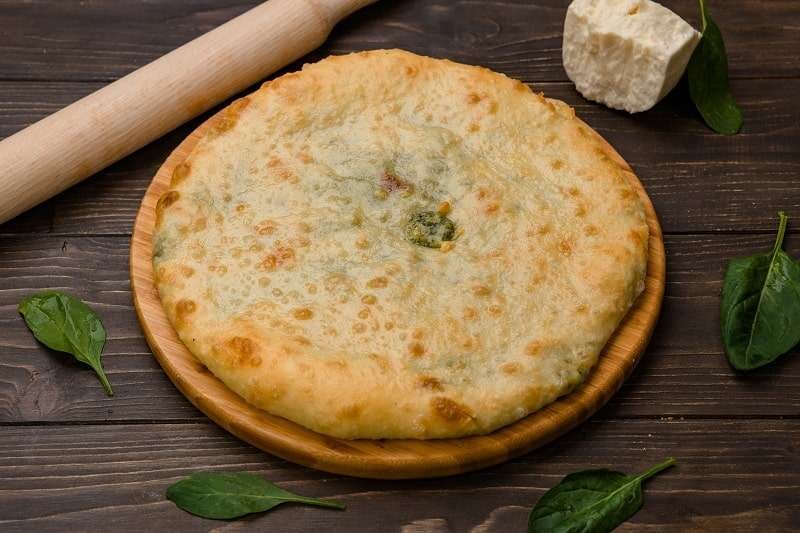 Осетинский пирог на кефире с картошкой и сыром в домашних условиях: рецепт - Лайфхакер