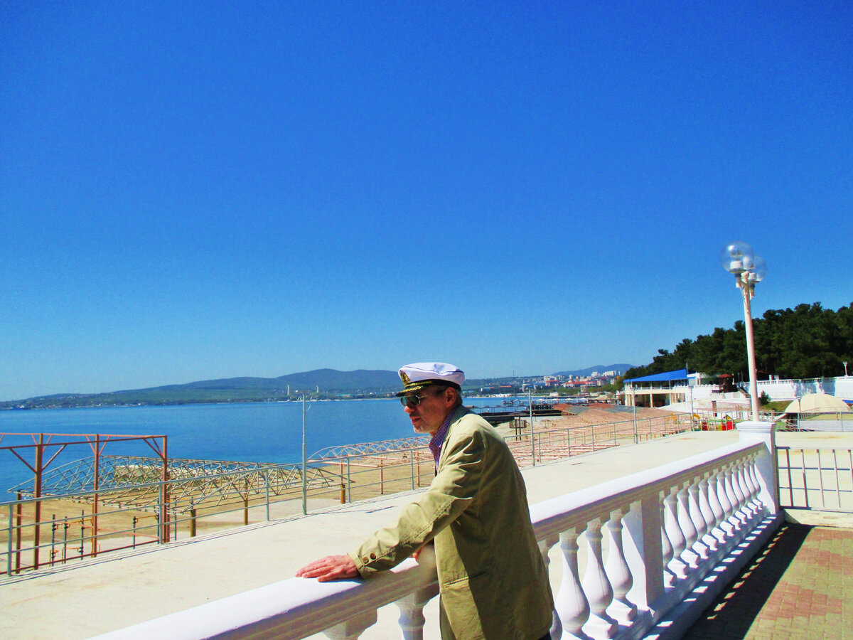 Автор рассказа и канала, Михаил Лекс. Набережная, центр, Геленджик.