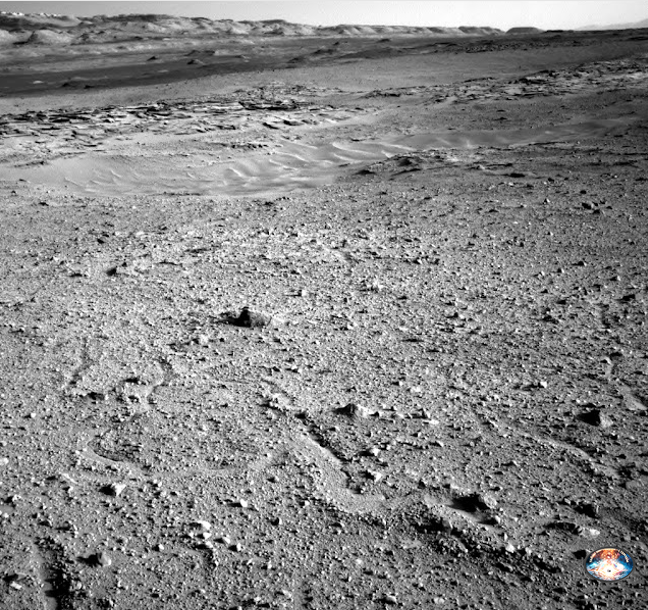 Марсианский город слева вверху. Фото НАСА: https://mars.nasa.gov/msl-raw-images/proj/msl/redops/ods/surface/sol/00595/opgs/edr/ncam/NRB_450326956EDR_F0310538NCAM00266M_.JPG  
