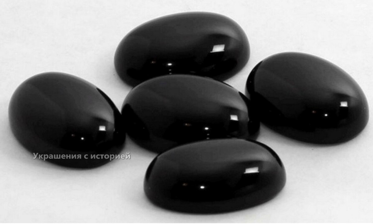 Черный камень черной воде. Оникс камень черный. Черный халцедон Оникс. Черный Оникс / минерал. Черный полудрагоценный камень Оникс.