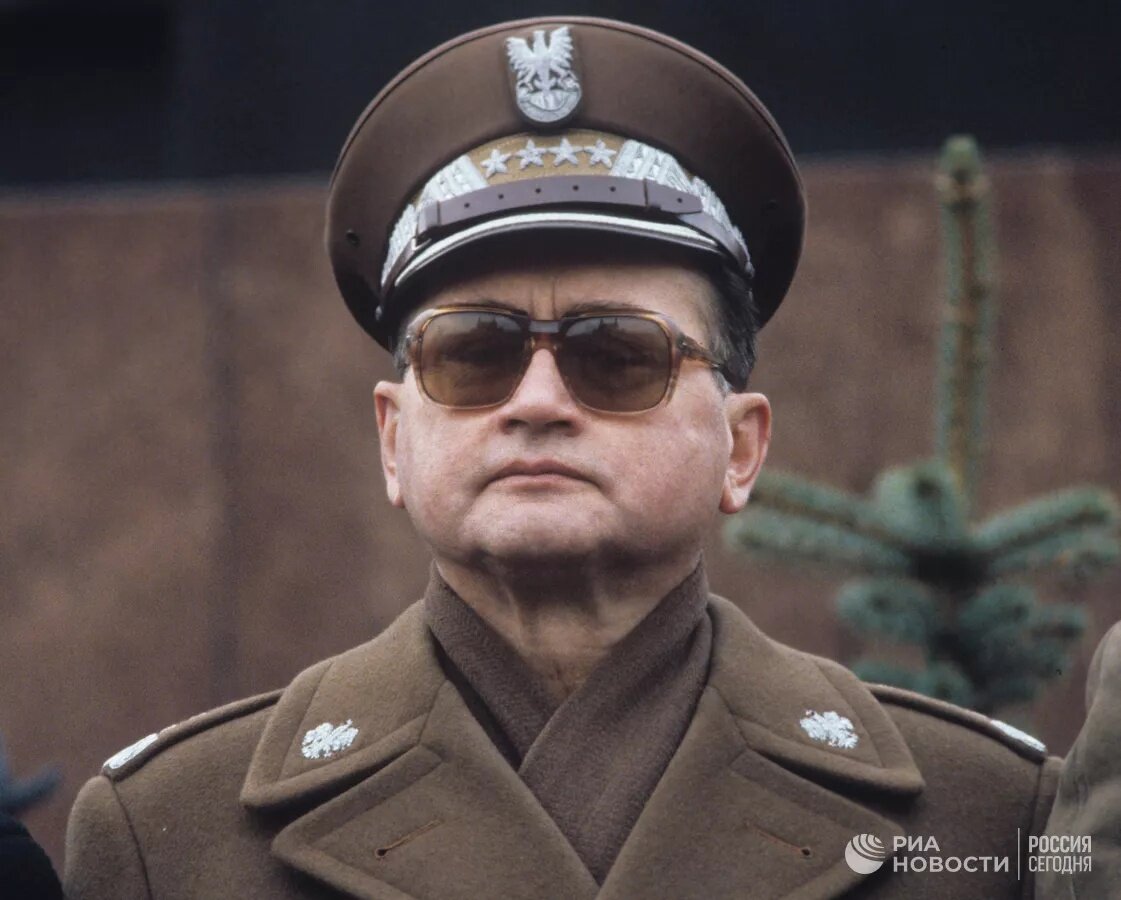 Войцех Ярузельский. Родился в 1923-ем году. В 1939-ом вместе с семьей переехал в Литву, в 1941-ом был сослан в Сибирь. Работая на лесоповале, сжёг роговицу глаза, из-за чего часто носил на публике черные очки (из-за этого получил прозвище «сварщик»). В 1943-ем вступил в ряды формирующегося в СССР Войска Польского. Продолжил службу в ПНР, дослужился до звания генерала армии. Член ЦК ПОРП с 1964-го