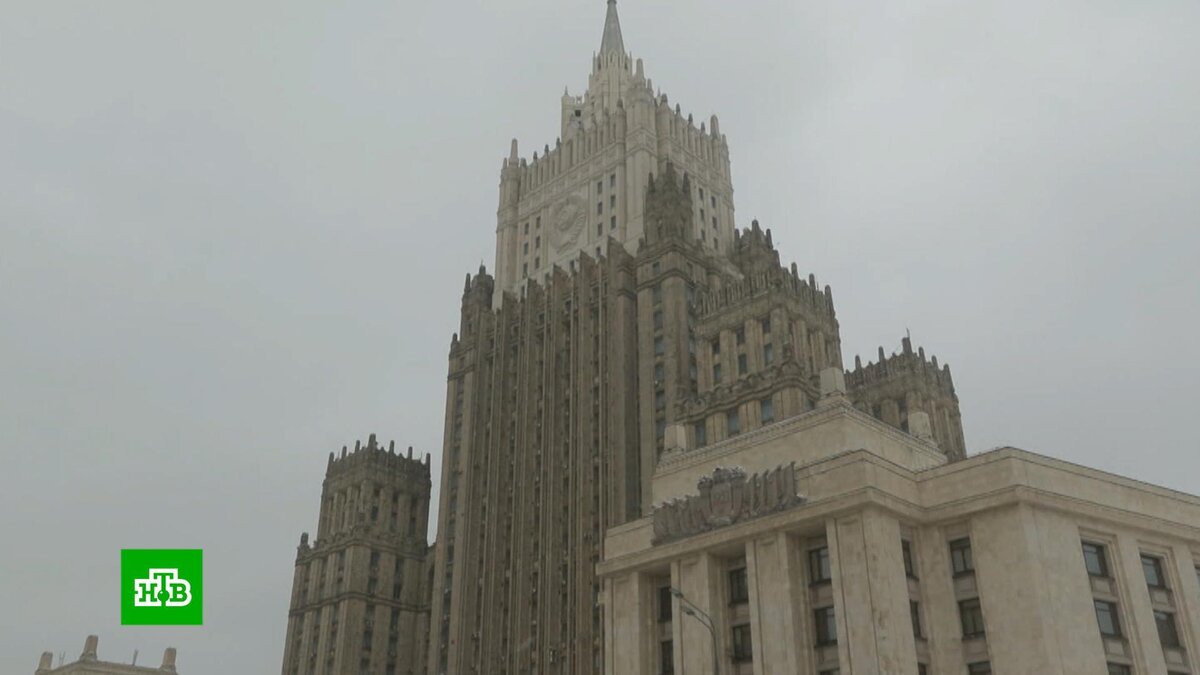    В МИД РФ объяснили, почему Россия приостановила участие в ДСНВ