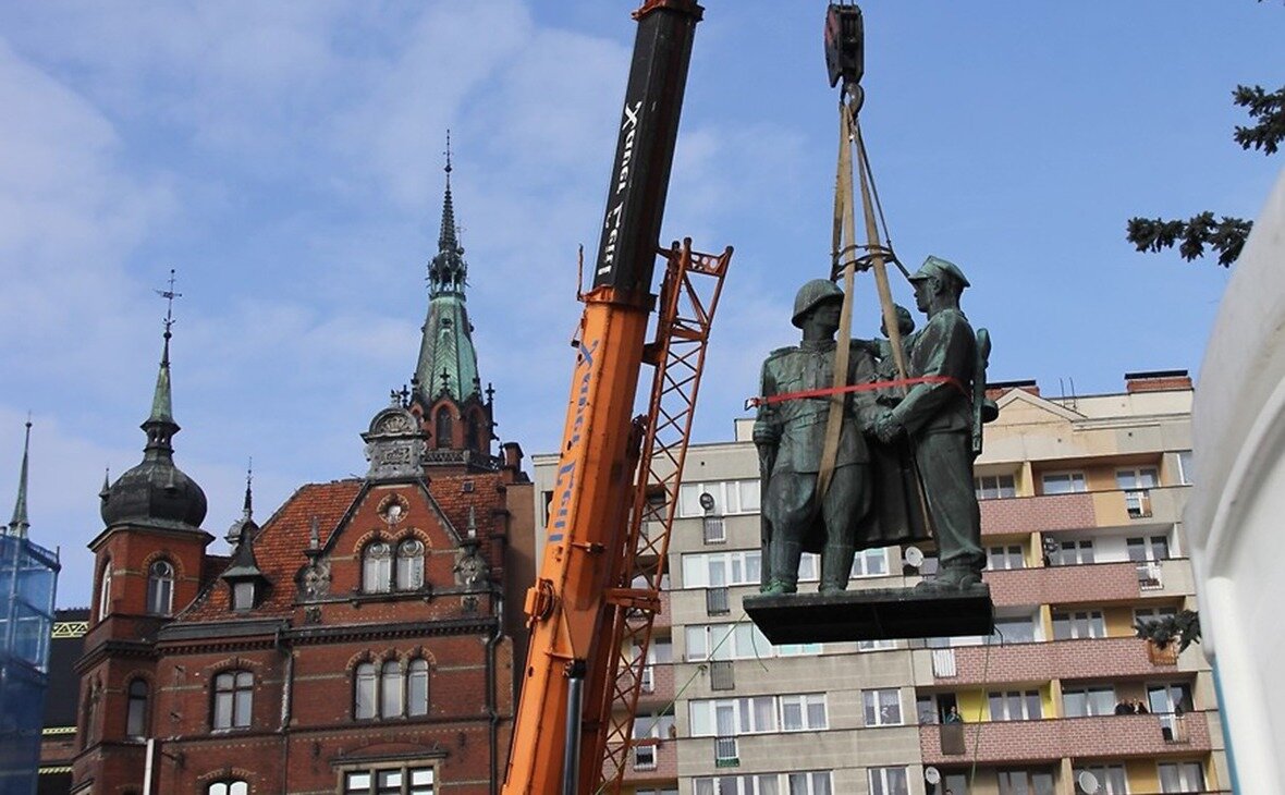 Польша: снос памятника Красной Армии. Фото из Яндекс картинки