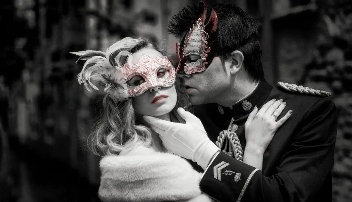 Жена в маске другу. Мужчина в маскарадной маске. Карнавальная маска «мужчина». Мужчина и женщина в масках. Мужчина и женщина в карнавальных масках.