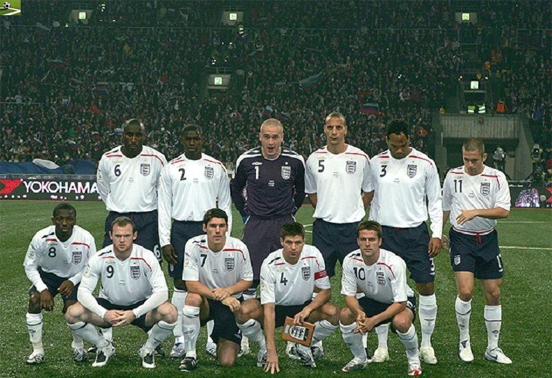      Верхний ряд: Сол Кэмпбелл, Майка Ричардс, Пол Робинсон, Рио Фердинанд, Джолена Лескотт, Джо Коул. Нижний ряд: Шон Райт-Филиппс, Уэйн Руни, Гарет Барри, Стивен Джеррард, Майкл Оуэн.