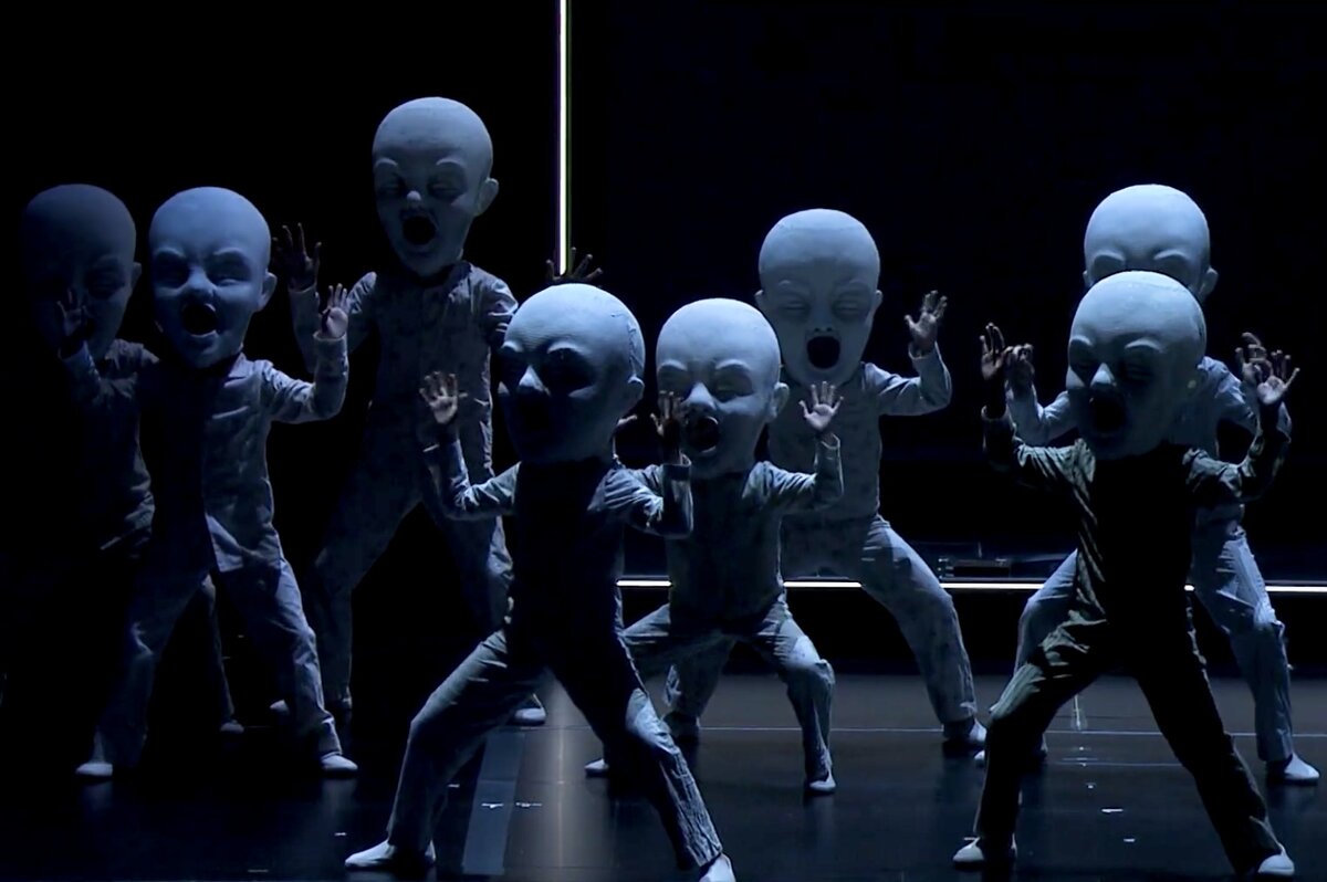 Сцена из «Бориса Годунова». Постановка Нового национального театра Токио. 2022