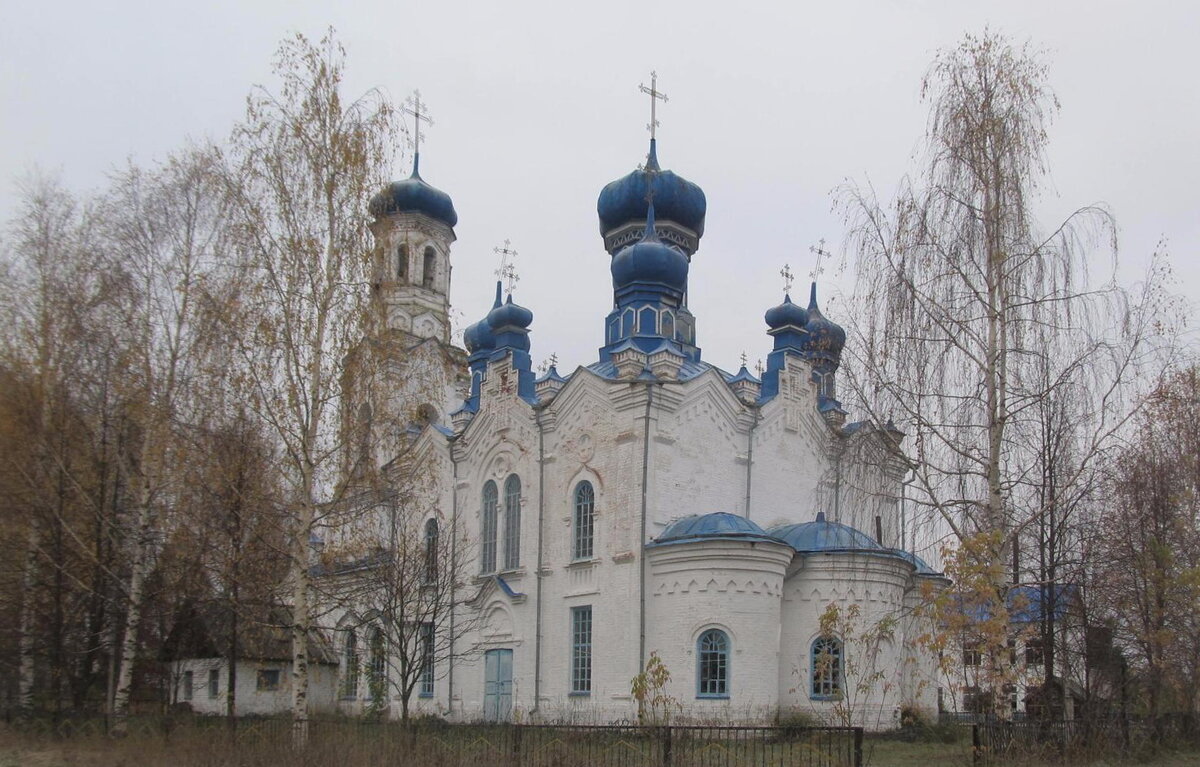 Никольская церковь  села Большеустинского (Шарангский район Нижегородской области), построенная в феврале 1898 г. архитектором Ф. А. Макаровым. Высота колокольни – 33 метра.