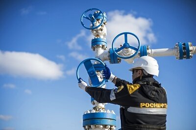    Сотрудник ООО "РН-Пурнефтегаз", дочернего предприятия ОАО "НК Роснефть" ©Евгений Биятов РИА Новости