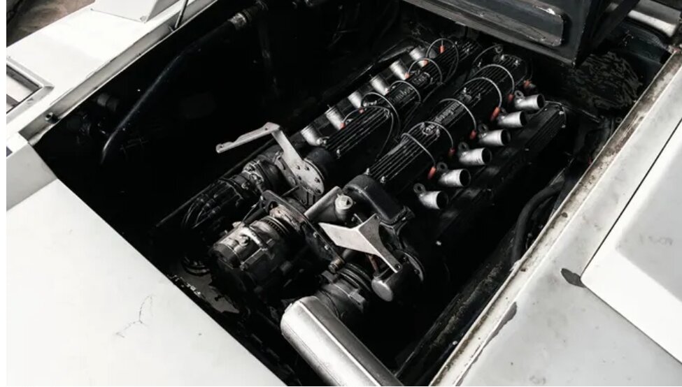 LP500S — это обновление Countach со средним расположением двигателя, в которое добавлен новый 4,8-литровый двигатель V12, расширители крыльев и другие обновления кузова, которые сделали его иконой 1980-х годов.