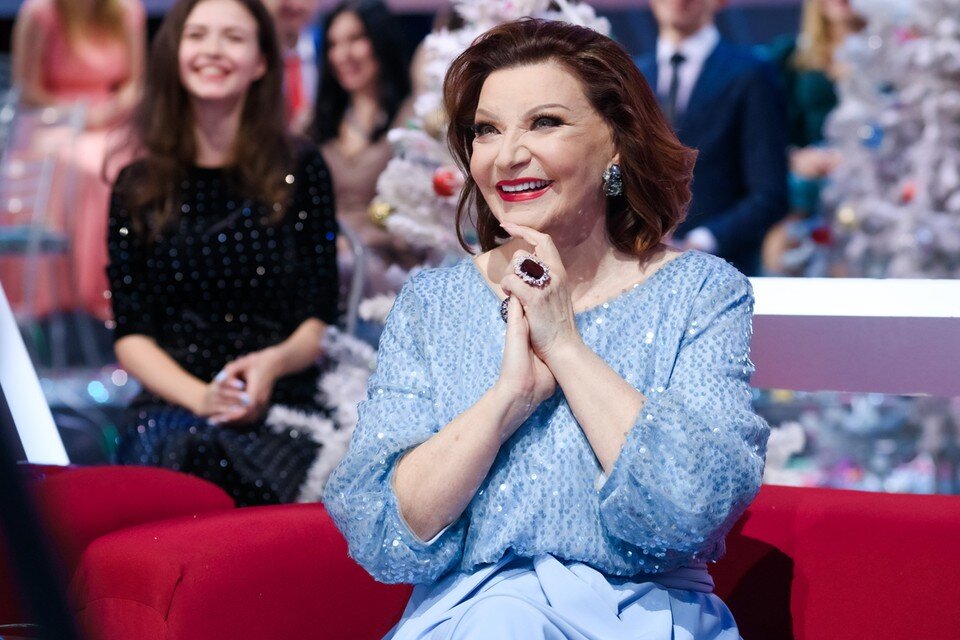     Елена Степаненко удивляет четким овалом лица. Канал «Россия»