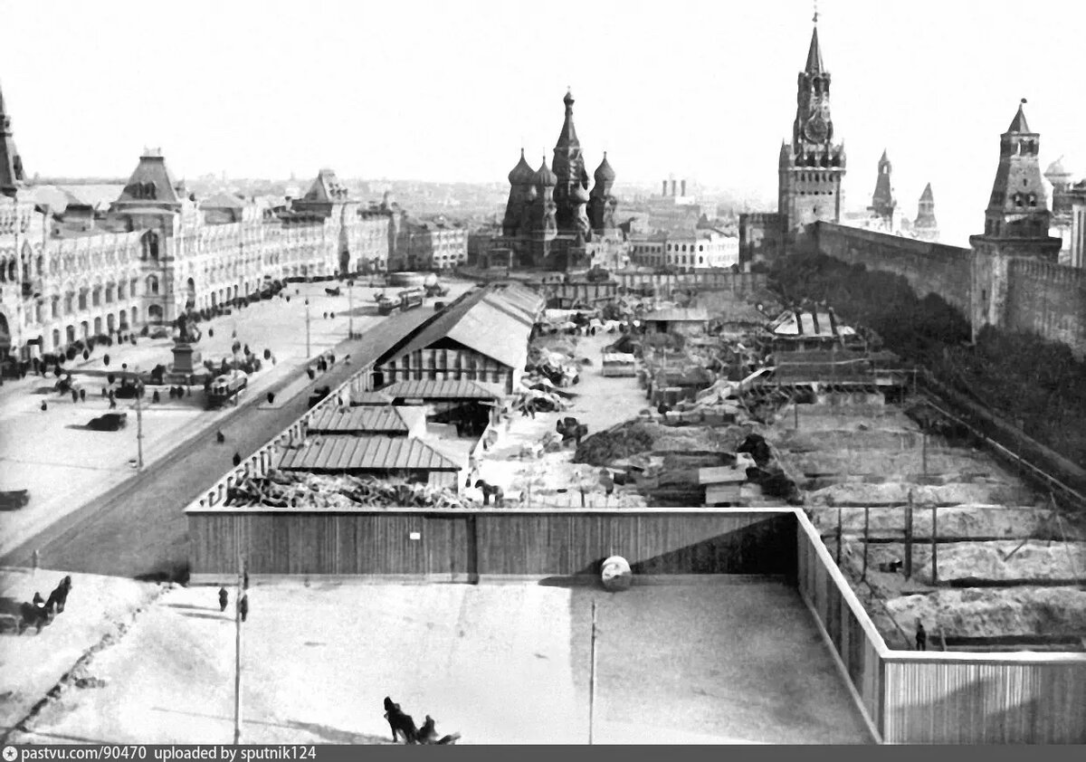 Строительство гранитного мавзолея для В.И. Ленина. Здесь видно перенесённые трамвайные пути. Они прошли почти по той же трасса, что и в 1909. Фото 1929 года. С сайта www.pastvu.com.