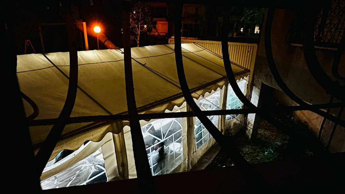 Шатёр под окнами.