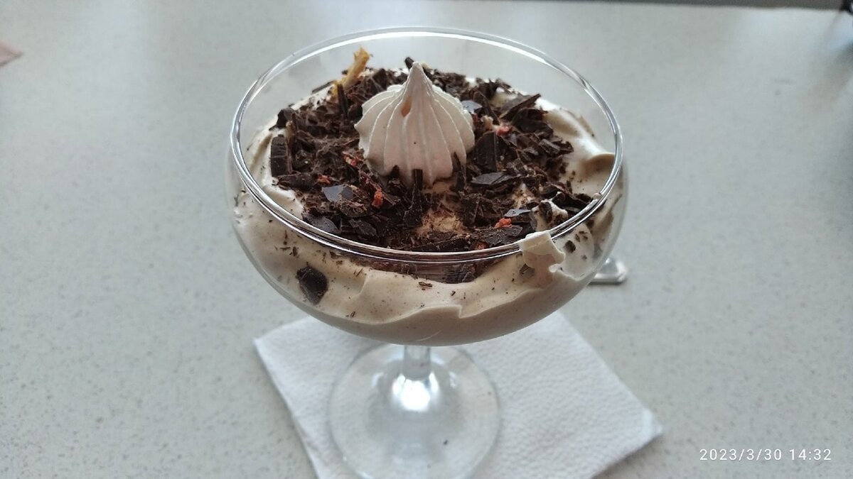 Десерт можно приготовить накануне праздника. Он прекрасно сохранится в морозильнике.