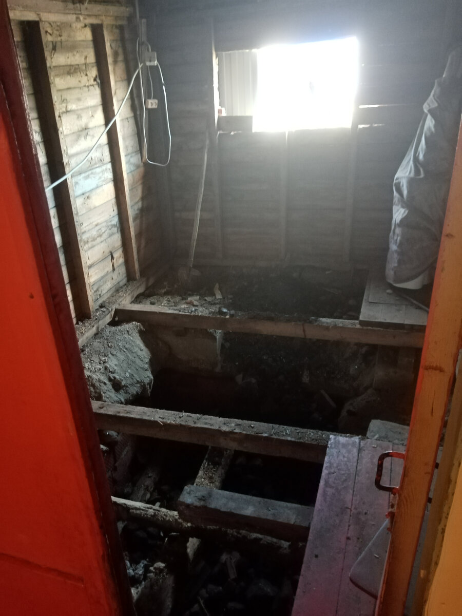  Там был подпол.