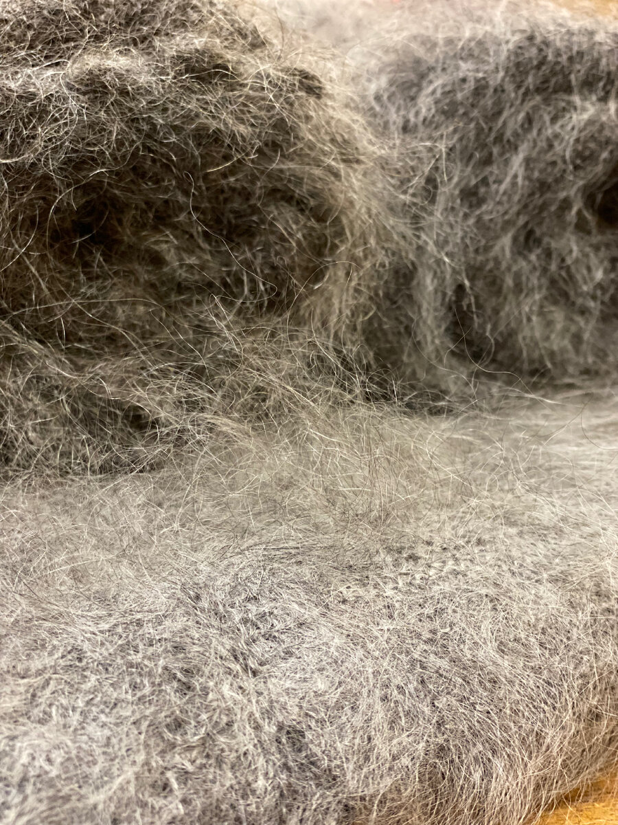 Обратите внимание, сколько пуха! Такая шаль одарит теплом ваши хрупкие плечи даже в самые сильные морозы!