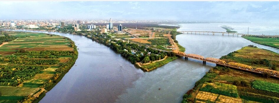 Кроме исторических достопримечательностей, суданская кухня отличается своей оригинальностью и разнообразием. Центральным элементом суданской кухни являются различные виды мяса, такие как баранина, козлятина и говядина, которые готовятся в сочетании с местными пряностями, специями и овощами. Также, не стоит забывать про великолепные десерты суданской кухни, такие как баклава и кунжутные халвы.

