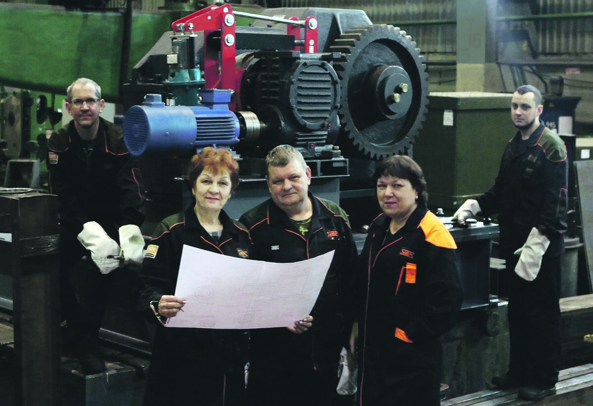 Слесари механосборочных работ Анатолий Моськин, Вадим Черкасов, Михаил Егоров, ведущий инженер-технолог Татьяна Чекалина, начальник техбюро Марина Гайфуллина