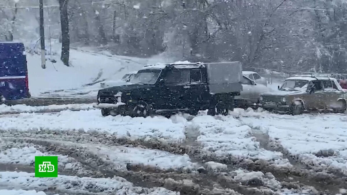    ЧС в Ростовской области: машины в пробке на    М-4    вручную выкапывают из снега