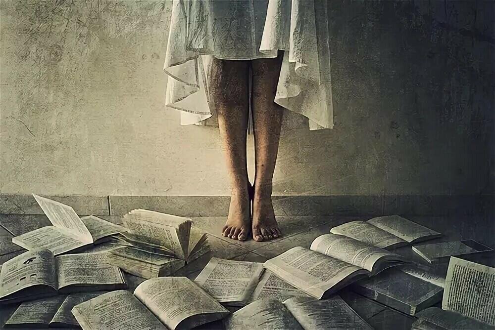 Книги на полу рисунок