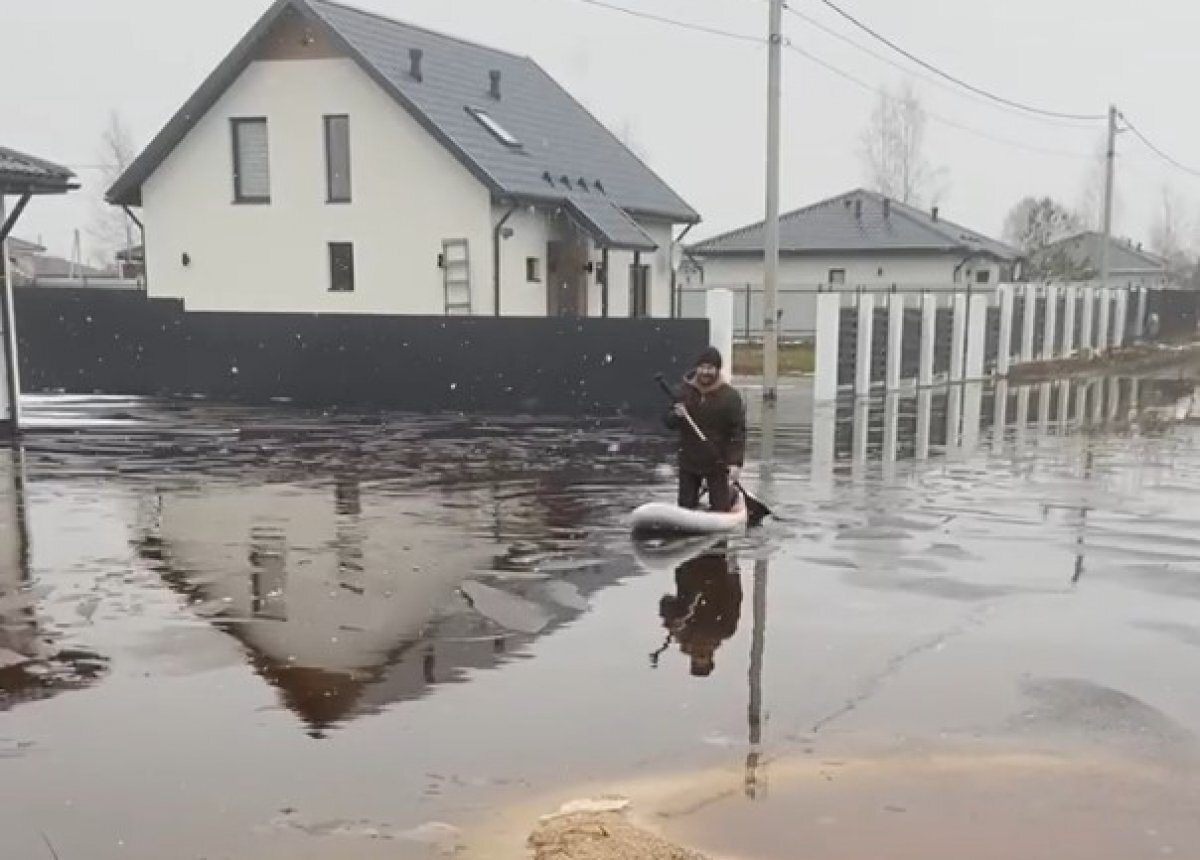    Пскович проплыл на сапборде по затопленной улице в деревне Неелово