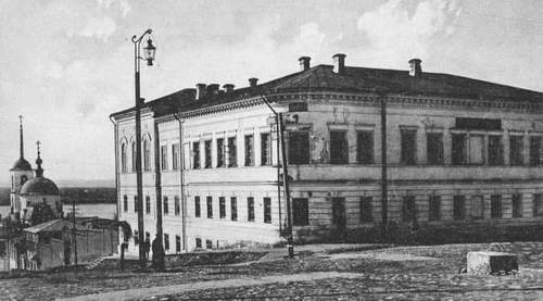Угловые окна при позднейшей перестройке были заложены, что подчеркнуло "закругление" фасада