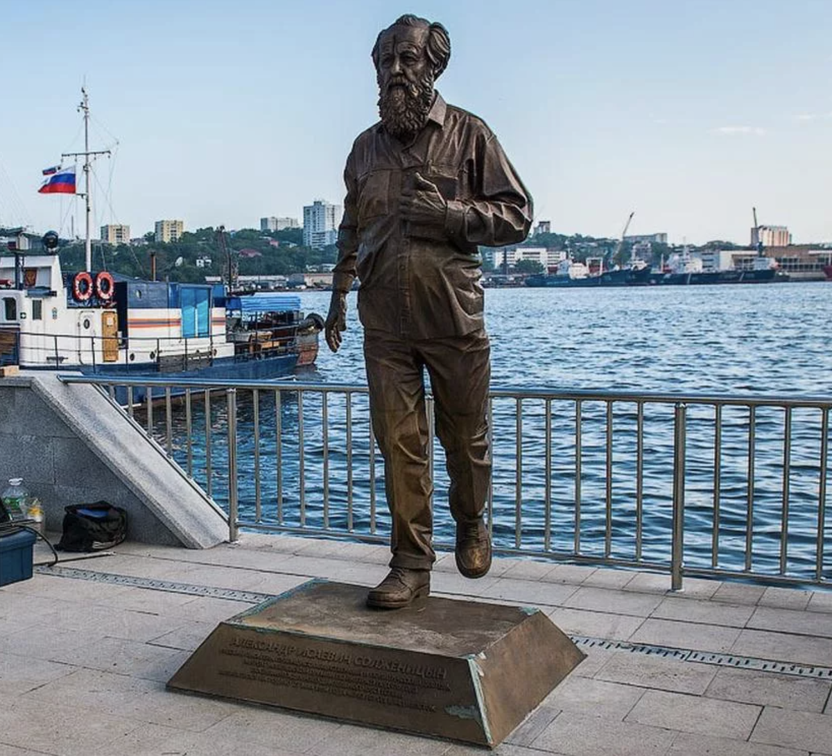 Памятник солженицыну в москве