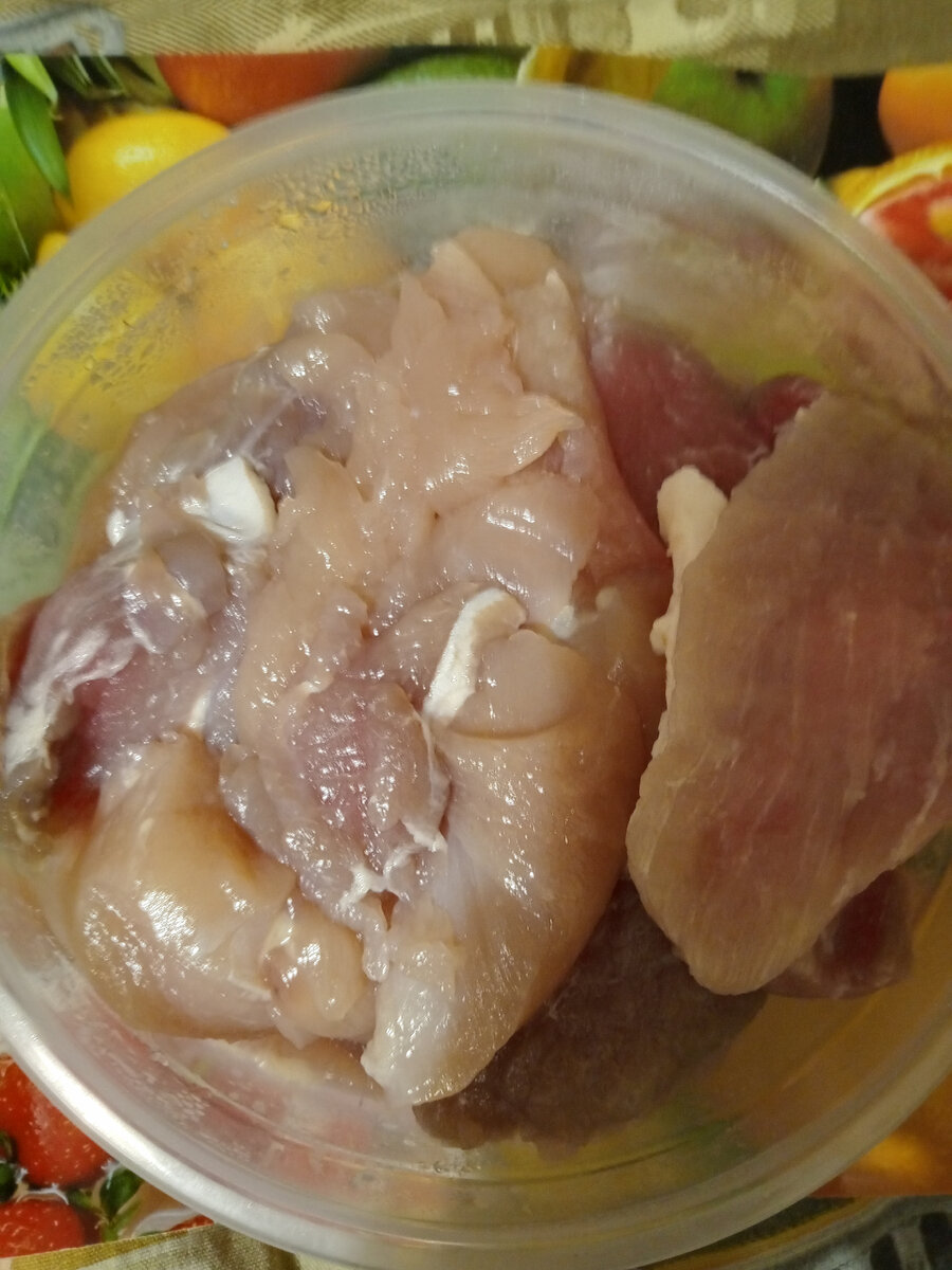 Тут свинина с жирком немного, говядина и мясо курицы