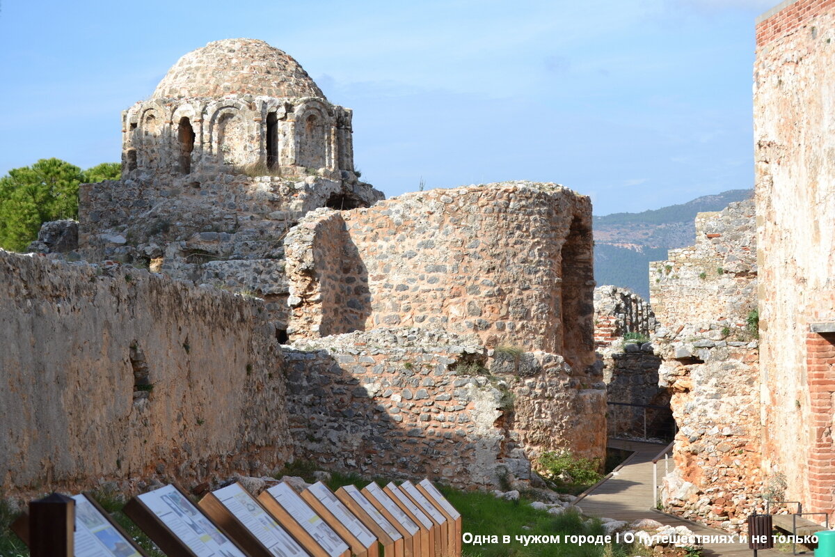 Я была в Ичкале в 2012 году, когда работы по исследованию и обустройству этого места были в самом начале и посмотреть там по сути кроме груд камней было еще нечего. Сейчас же оно представляет прекрасный парк-музей под открытым небом. 