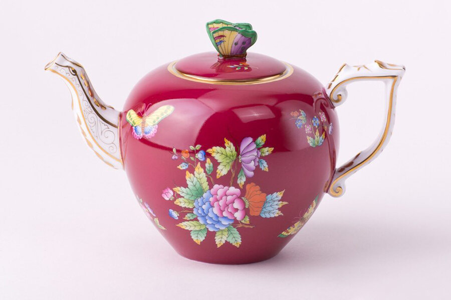 Чайник с малиновым крытьём из серии «Королева Виктория» (Queen Victoria on purple background), Herend, Венгрия