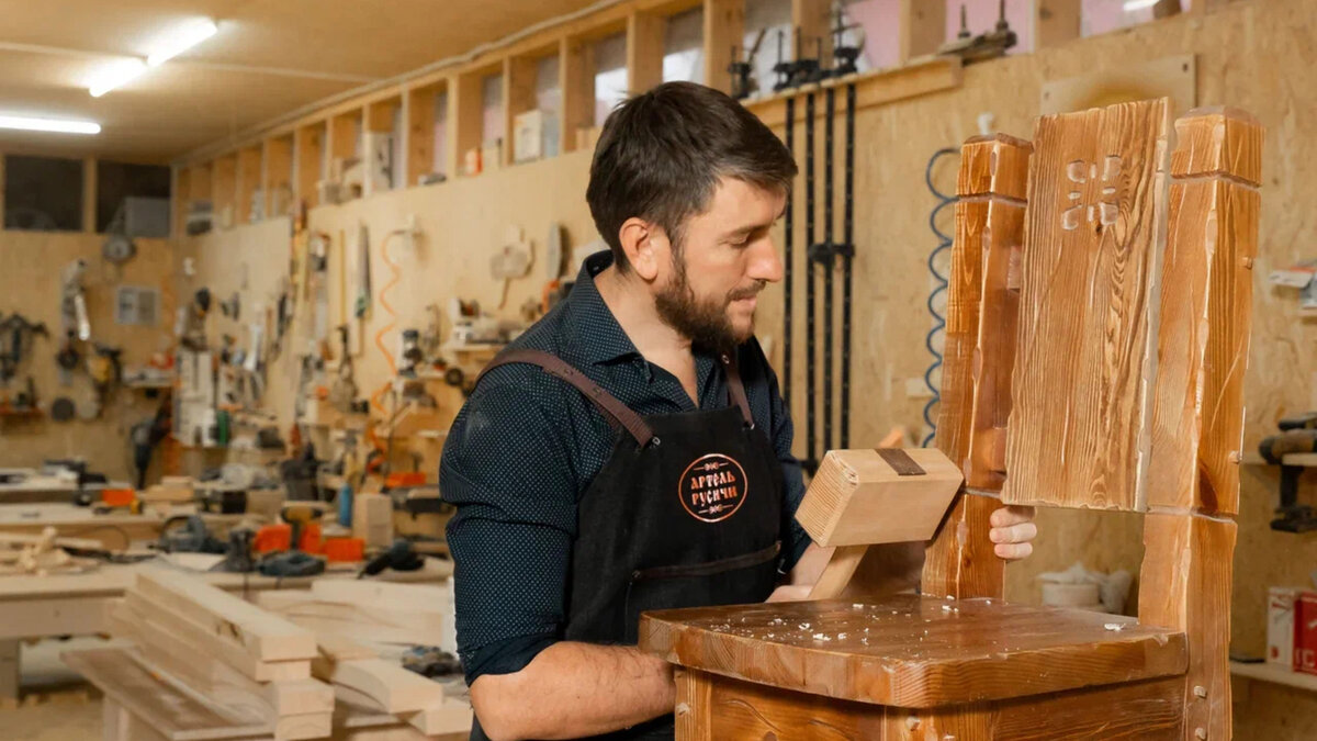 Иван Мордовин, руководитель столярной мастерской «Артель «Русичи» за любимым делом