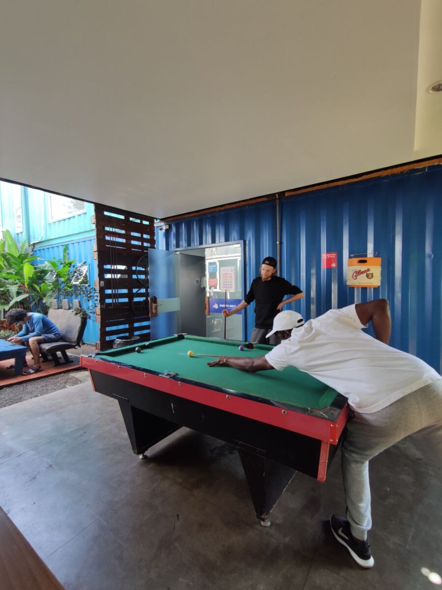 Мы играли в бильярд каждый день с людьми со всего мира