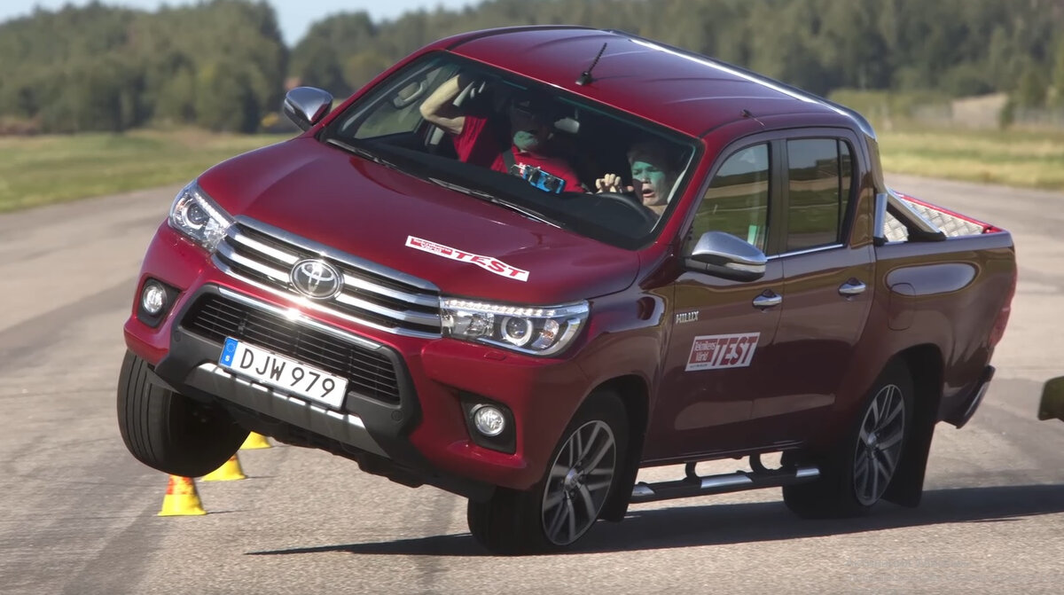 Многим автомобилям тяжело даётся объезд лося... 