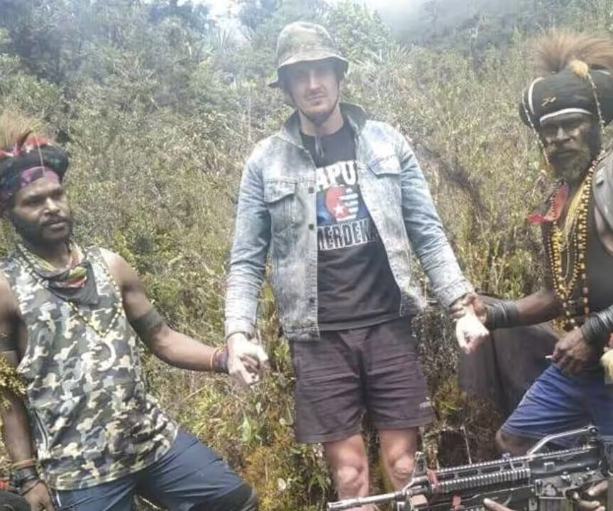     Власти Индонезии не могут спасти новозеландского пилота, который уже почти 2 месяца находится в заложниках у жителей джунглей