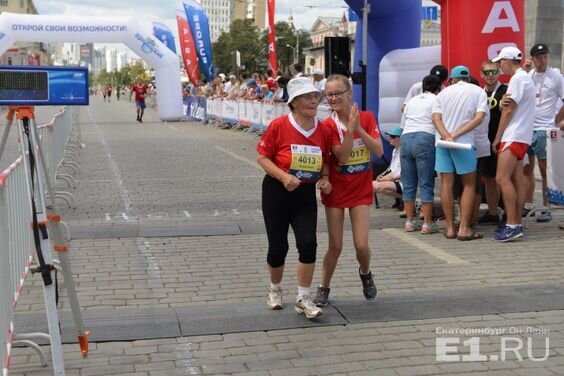 Валентина, 78 лет и Елизавета, 13 лет, участницы марафона Европа-Азия, Екатеринбург, 7 августа 2016 