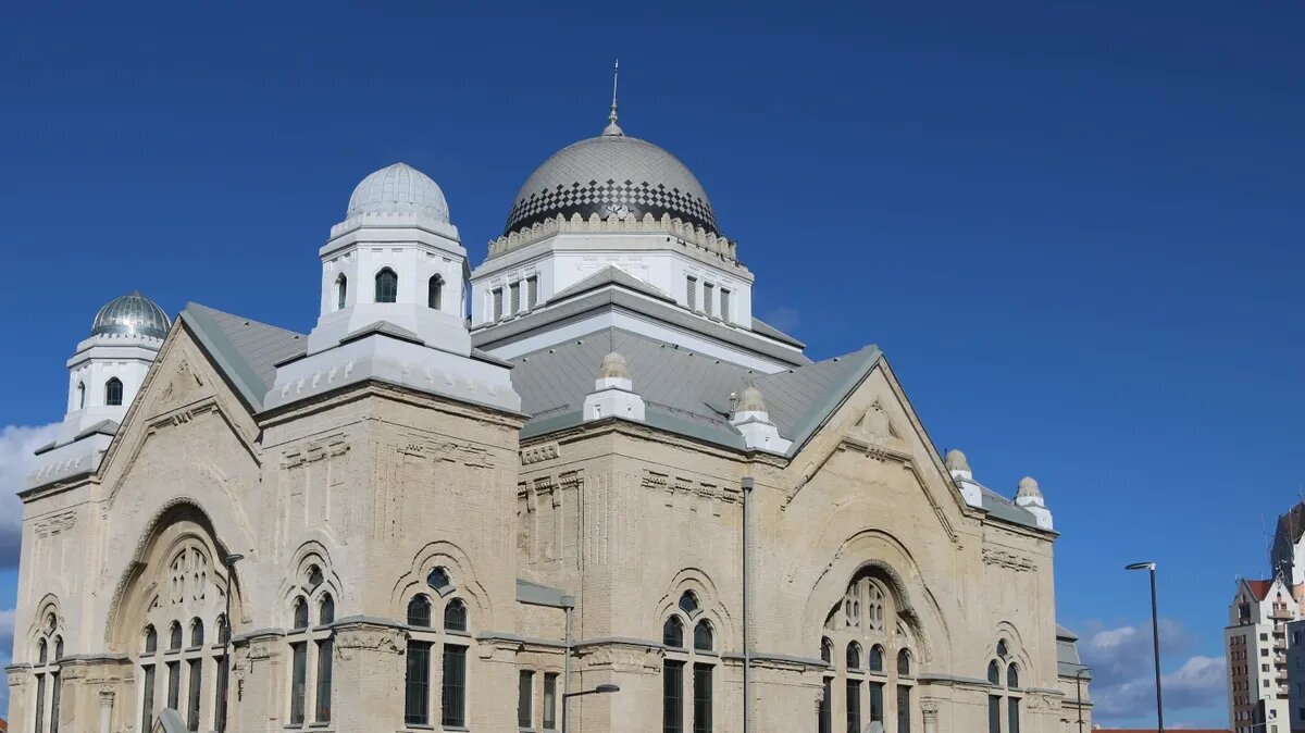 В синагогу евреи идут на богослужения. Фото: www.piqsels.com