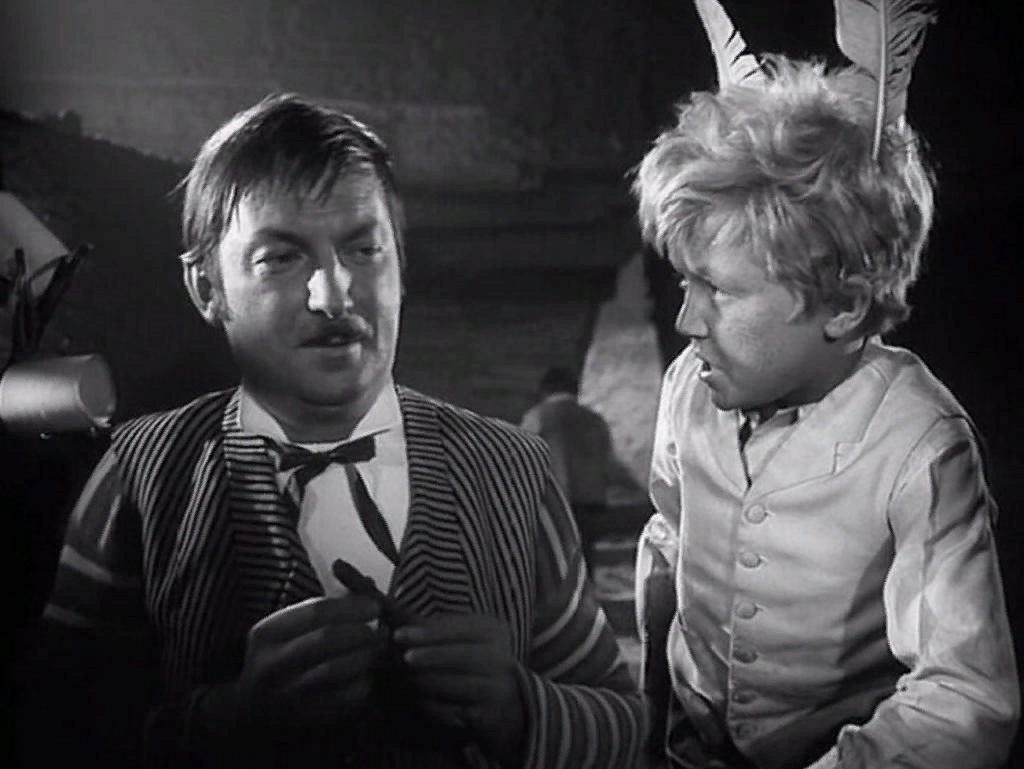 Завтра идём на медведя. Это Белоснежка в гриме(яндекс-картинки)