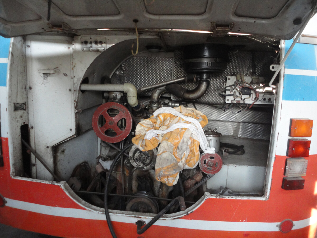 Двигательный отсек ЛАЗ-699Р 1983 г.в. Фото из моего архива.