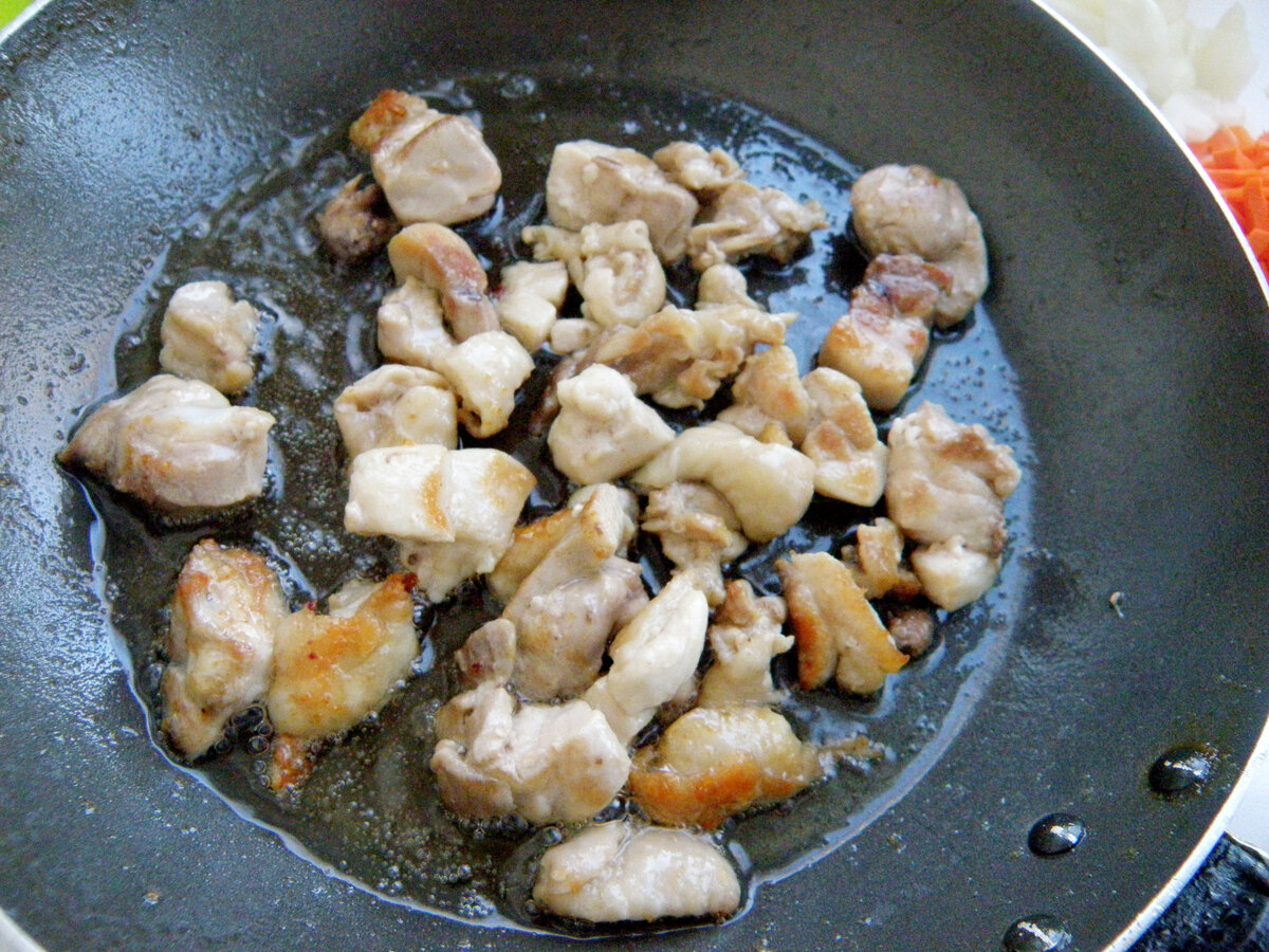 Жарим минут 5, потом оно все равно будет тушиться.