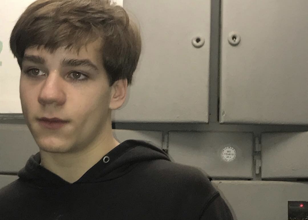 портрет старшеклассника. юные музыканты. умный мальчик. усидчивость ребенка.